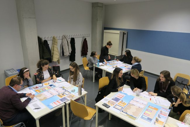 Studiernede der FH St. Pölten beim Tutorial Planspiel unter der Leitung von Tatjana Aubram Studiernede-der-FH-St.-Poelten-beim-Tutorial-Planspiel.jpg
