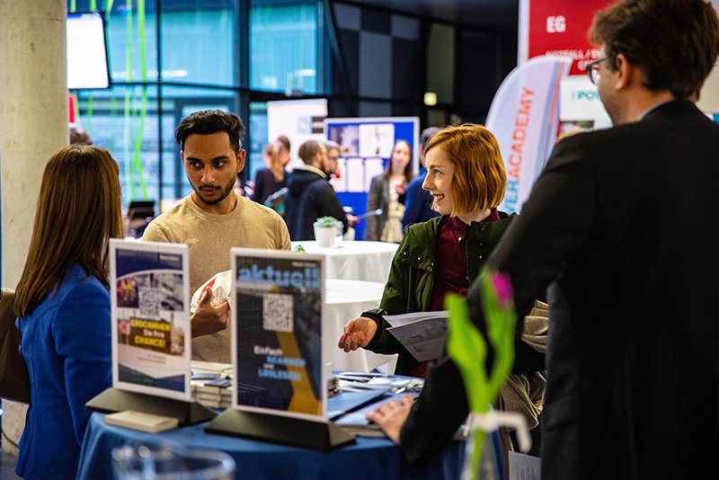 Die Firmen-Messe der Bahnindustrie bietet Studierenden und Absolvent*innen die Möglichkeit zum Austausch mit Unternehmen.