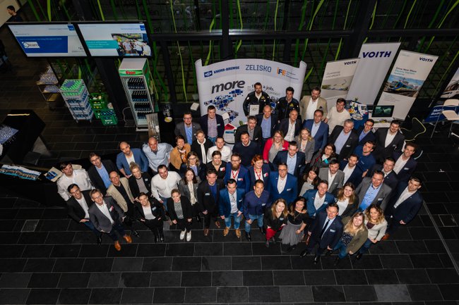 Gruppenfoto Firmen-Messe der Bahnindustrie Gruppenfoto Firmen-Messe der Bahnindustrie