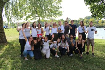 Teambuilding am Ratzersdorfer See (c) Gerald Kraushofer Teambuilding Gruppe gesamt