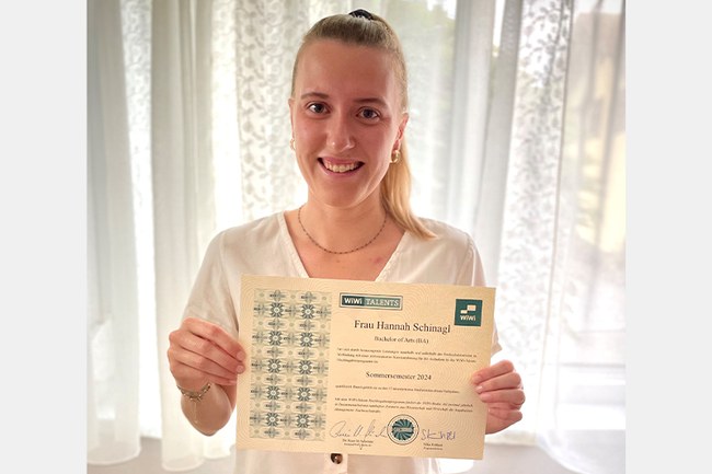Hannah Schinagl als WiWi-Talent geehrt