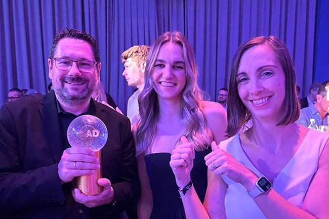 Gewinnerin Linda Saric mit Helmut Kammerzelt (li.) und Barbara Klinser-Kammerzelt (re.)