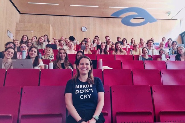 Bernadette Ruess vom Österreichischen Patentamt zeigte Studierenden des Bachelor-Studiengangs Marketing & Kommunikation, wie Interne Kommunikation Mitarbeitende wirklich aktiviert.