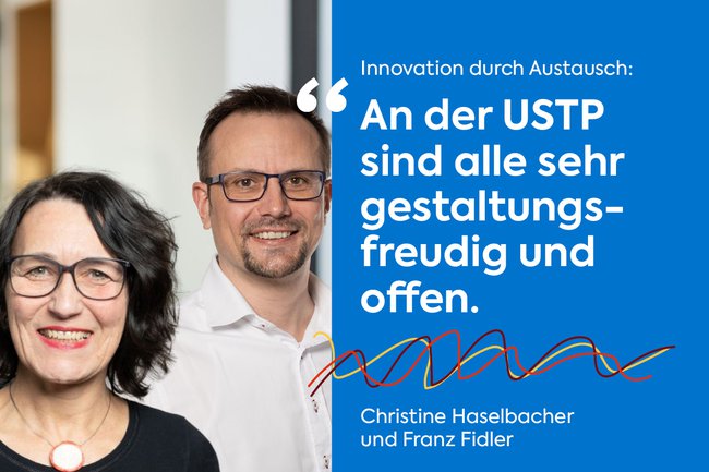 Zwei Personen stehen nebeneinander vor einem hellen Hintergrund. Rechts im Bild befindet sich ein blaues Textfeld mit dem Zitat: „Innovation durch Austausch: An der USTP sind alle sehr gestaltungsfreudig und offen.“ Darunter sind geschwungene Linien in Rot, Blau und Schwarz sowie die Namen „Christine Haselbacher und Franz Fidler“ zu sehen.
