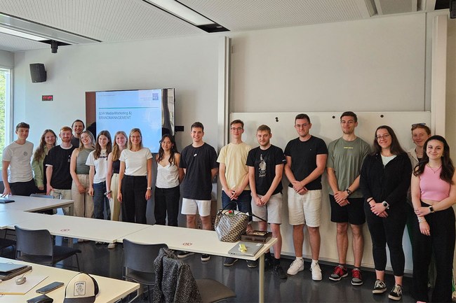 Studierende lernen von Branchenexpertin