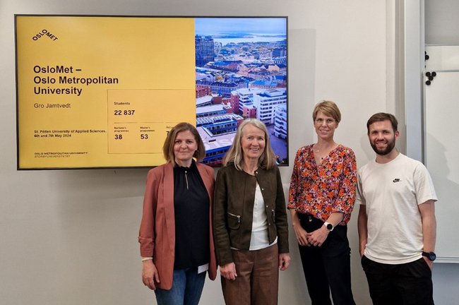 v.l.n.r.: Kerstin Lampel (STG-Leitung Physiotherapie), Gro Jamtvedt, Barbara Wondrasch (Departmentleitung Gesundheit), Philipp Greimel (Dozent & Internationaler Koordinator BPT)