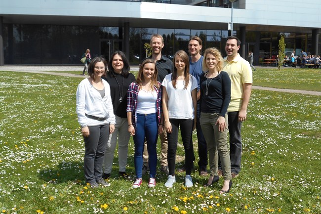 Team des Studiengangs Gesundheits- und Krankenpflege mit Incoming Studierenden Morgane Monet und Maya Gossett