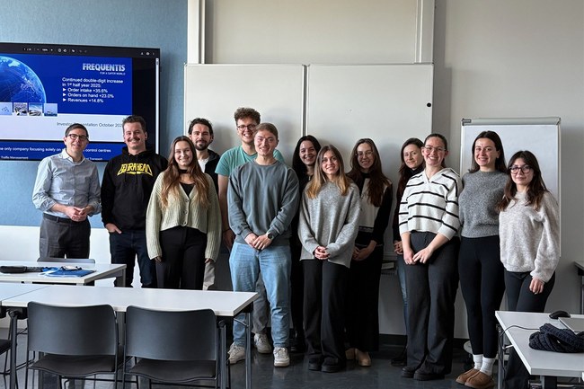 Im Wintersemester 2025 bekamen die Studierenden des Master-Studiengangs Digital Business Communications (3. Semester) Besuch von Stefan Marin, Head of Investor Relations (IR) bei Frequentis.