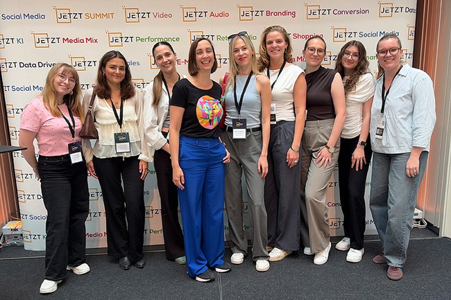 Studierende des Master Digital Marketing & Kommunikation der USTP St. Pölten besuchten die JETZT Social Media Konferenz in Wien – mit Keynotes, Panels und echten Praxis-Einblicken in die österreichische Social-Media-Branche."
