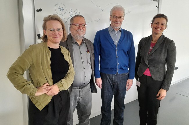 Studiengangsleiterin Tina Engel-Unterberger, Lehrveranstaltungsleiter Tom Schmid und Departmentleiterin Katharina Auer-Voigtländer (v.li.) freuten sich über den Gastvortrag des emeritierten Psychoanalytikers, Psychologen und Pädagogen Josef Aigner von der Universität Innsbruck in der Ringvorlesung „Sozialpolitik in verschiedener Sicht.“
