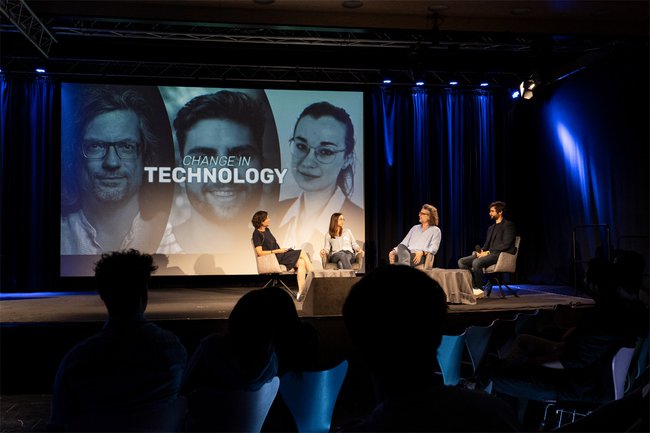 Über Risiken und Chancen von künstlicher Intelligenz in der Film- und Medienbranche diskutieren (v.l.) Doris Priesching (Autorin; Redakteurin, Der Standard), Kerstin Lenger (Data Science Consultant, EBCONT), Matthias Hornschuh (Komponist & Sprecher der Kreativen in der Initiative Urheberrecht), Djordje Slijepčević (Researcher am Institut für Creative\Media/Technologies, FH St. Pölten)