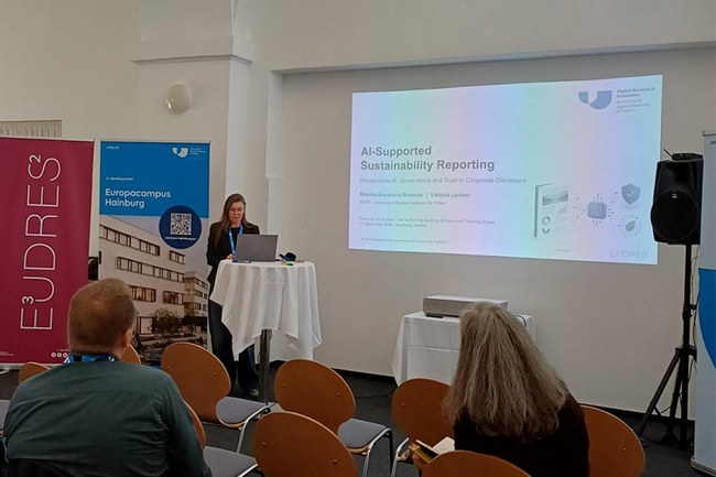 Beim Focus on the Future Summit in Hainburg zeigte Monika Kovarova-Simecek, wie KI Reporting, Governance und Informationsqualität verändert, und wie Studierende daran forschen.