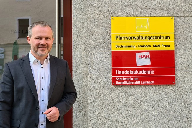 Schuldirektor Stefan C. Leitner beauftragt Studierende des Masters "Digital Marketing & Kommunikation" mit der Entwicklung eines Marketing-Konzeptes für die HAK Stift Lambach