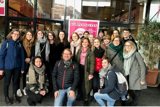 Besucher*innen der Ausstellung mit Hans Christian Bankl