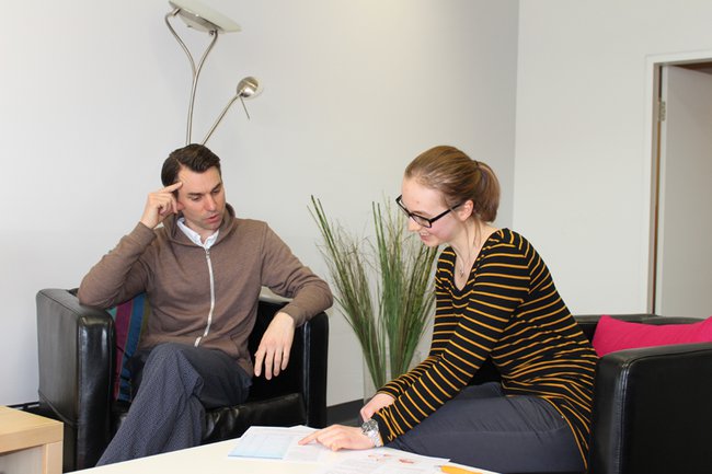 Samuel Kübler während eines Beratungsgesprächs mit einer Studentin