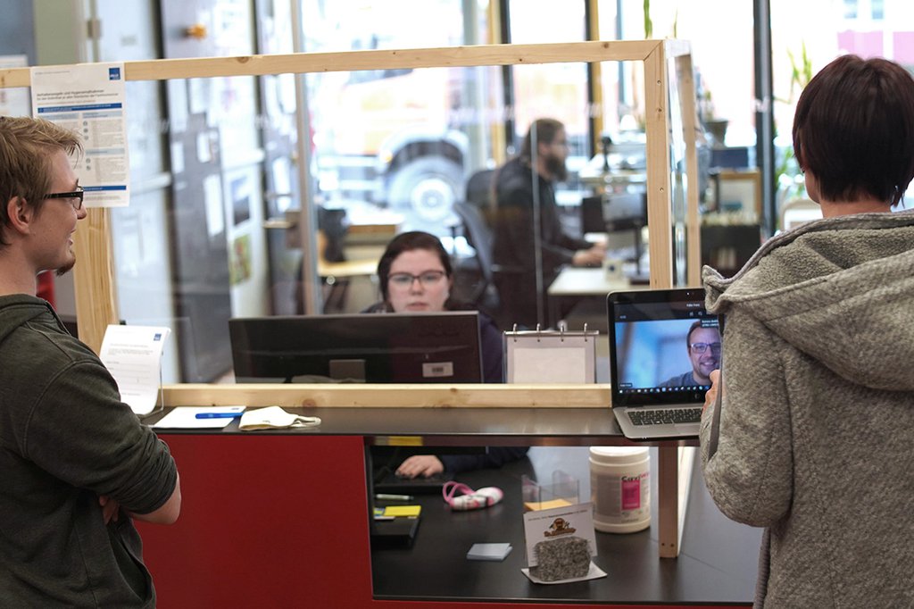 Studierende der FH St. Pölten stehen am Tresen in der Bibliothek