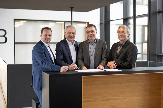Bei der Vertragsunterzeichnung (v.l.n.r.): Peter Hronek und Helge Haslinger, Vorstandsdirektoren der Sparkasse Niederösterreich Mitte West und die FH-Geschäftsführer Johann Haag und Hannes Raffaseder.