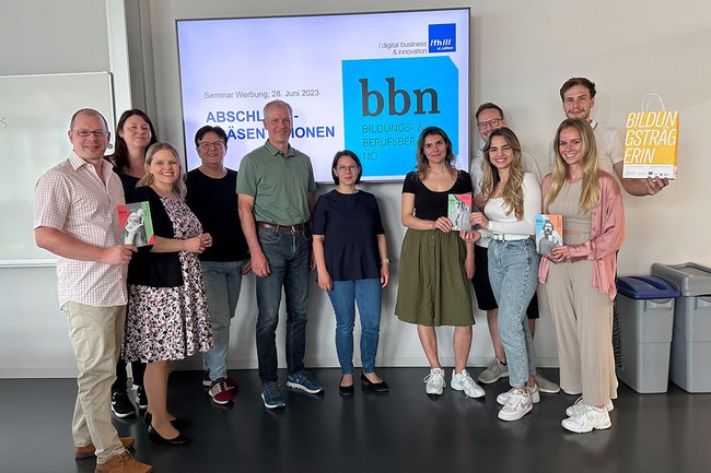 Studierende des Praxisprojekts "Werbung" unter der Leitung von Carina Wagner-Havlicek bei der Abschlusspräsentation ihres Social Media-Konzeptes für bbn NÖ