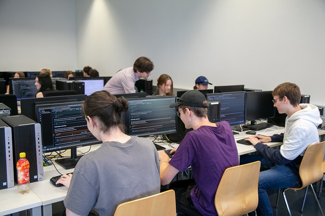 Studierende mit Thomas Delissen