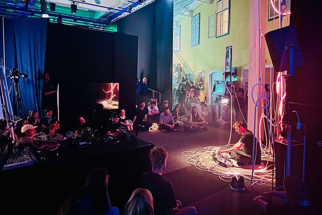 Leuchtender Resonanzraum digitaler Gegenwartskunst