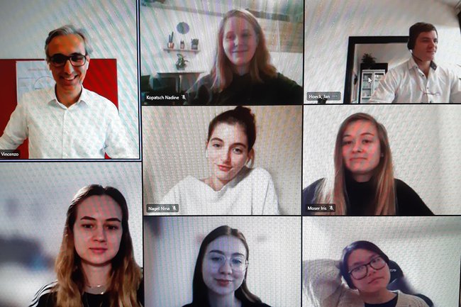 Studierende beim Online-Gastvortrag von Vincenzo Blando, Managing Director von HARIBO Austria
