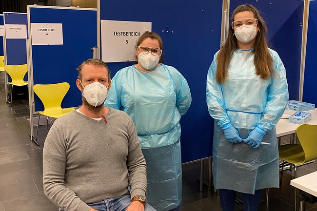 Studentinnen mit Dozent Stefan Rottensteiner aus dem Studiengang Gesundheits- und KrankenpflegePLUS