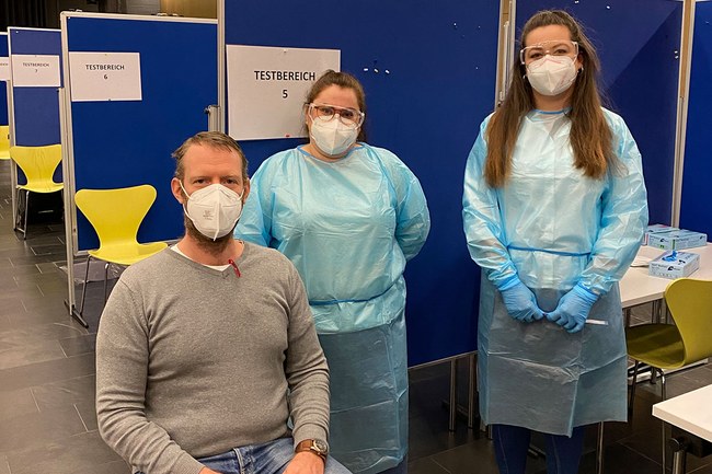 Studentinnen mit Dozent Stefan Rottensteiner aus dem Studiengang Gesundheits- und KrankenpflegePLUS