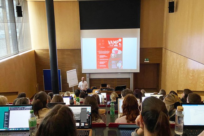 Studierende des Bachelors "Marketing & Kommunikation" bei einem Gastvortrag von Eventprofi Marcus Wild an der FH St. Pölten