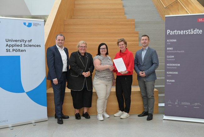(v.l.n.r.): Alfred Kellner, Abteilungsleiter Kultur und Bildung der Stadt St. Pölten, Birgit Becker, Stadträtin für Kultur, Bildung und internationale Kontakte, Gabriele Permoser, Leiterin des Service- und Kompetenzzentrums für Forschung und Kooperation an der USTP, Brigitte Ilg, Leiterin International Office DHBW Heidenheim, Johannes Krombach-Champiomont, Beigeordneter der Stadt Heidenheim.