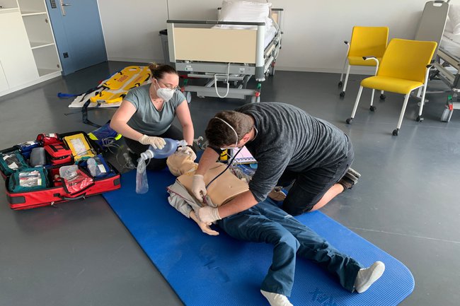 2 Studierende bei der Prüfung mit einer Puppe