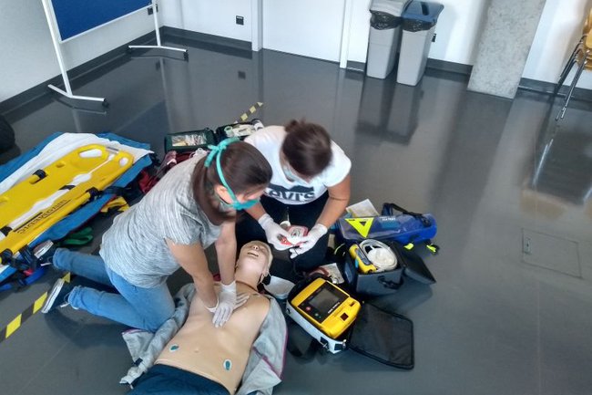 2 Studierende bei der Prüfung mit einer Puppe