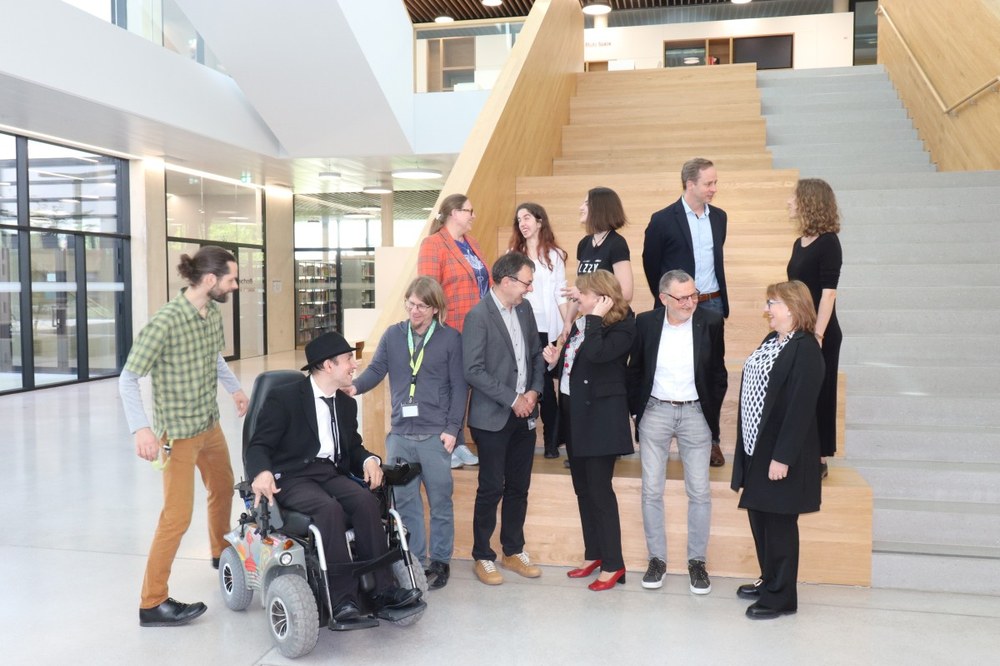 Aktionswoche Inklusion, Gruppenbild mit Vertreter*innen der FH St. Pölten, der Suttneruni, der Stadt und der Sponsor*innen