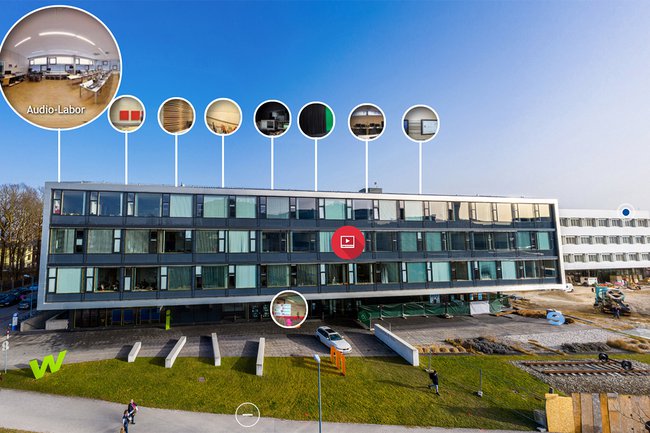 Screenshot unserer virtuellen Campusführung – Sie sehen das Hauptgebäude der FH St. Pölten, an dessen rechten Seite der Neubau im Entstehen ist