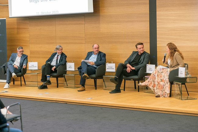 Podiumsdiskussion über die Reform des Sanitätergesetzes im Parlament