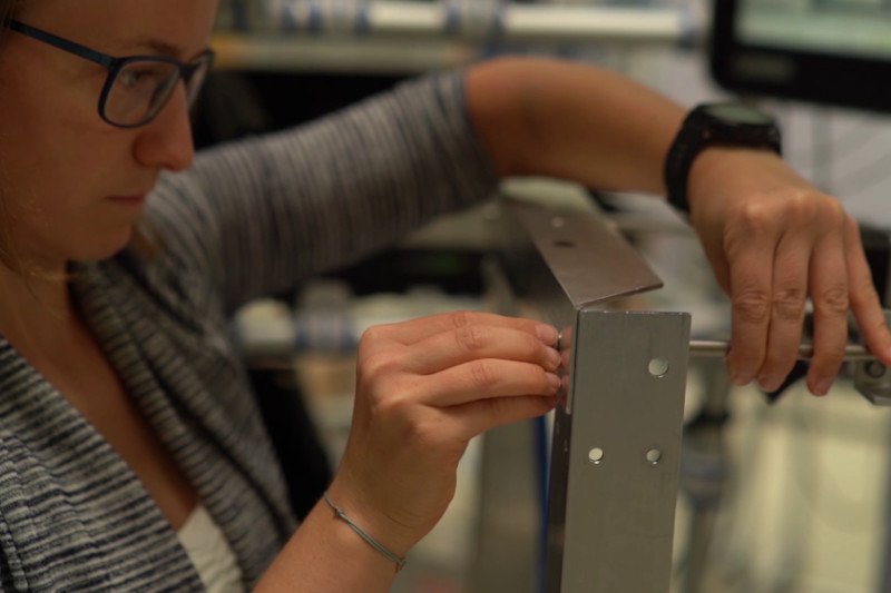 Mitarbeiterin bei Tests im Projekt