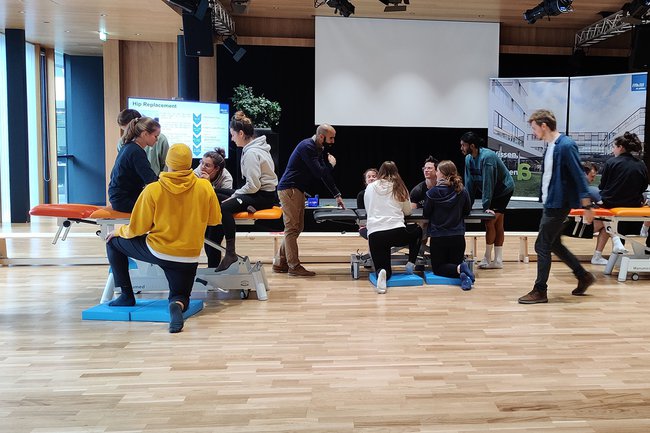 Studierende des ersten Semesters beim Gastvortrag