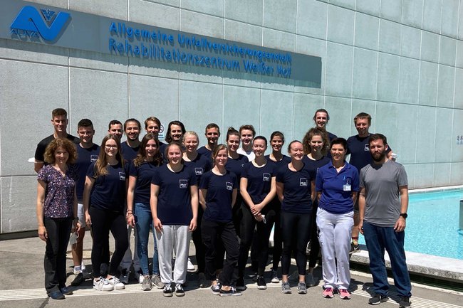 Physiotherapie-Studierende aus dem 2. Semester mit den Dozent*innen Marianne Worisch, Michaela Neubauer und Philipp Greimel