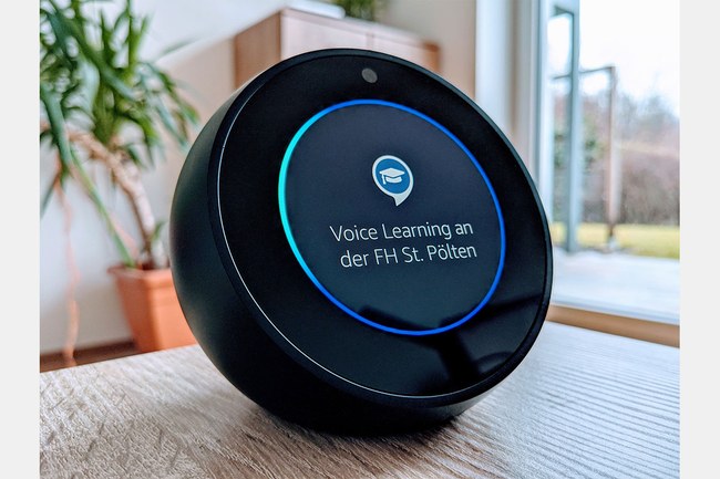 Ein Alexa Lautsprecher auf einem Tisch