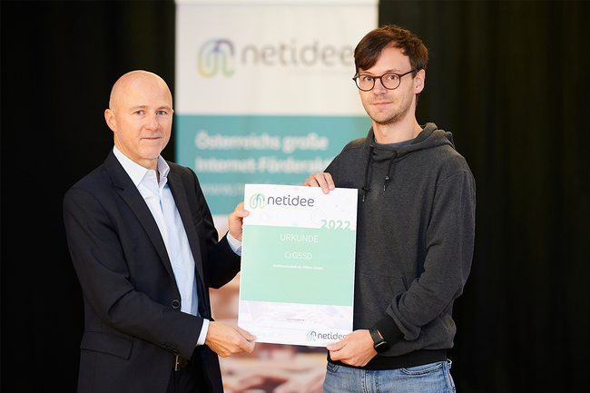 Sebastian Neumaier nimmt Förderungs-Urkunde entgegen