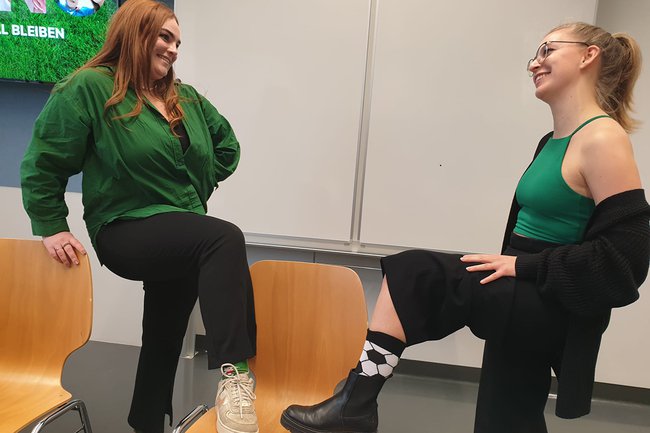 Die Studentinnen Selina Kaltenecker und Anna Kowatsch bei ihrer Präsentation des Road Show-Konzepts für die Bruno Gala