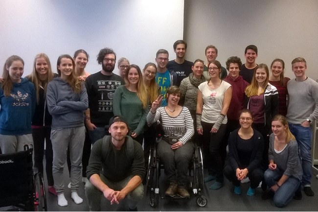 Viktoria Pihringer und Studierende des 1. Semesters Physiotherapie an der FH St. Pölten