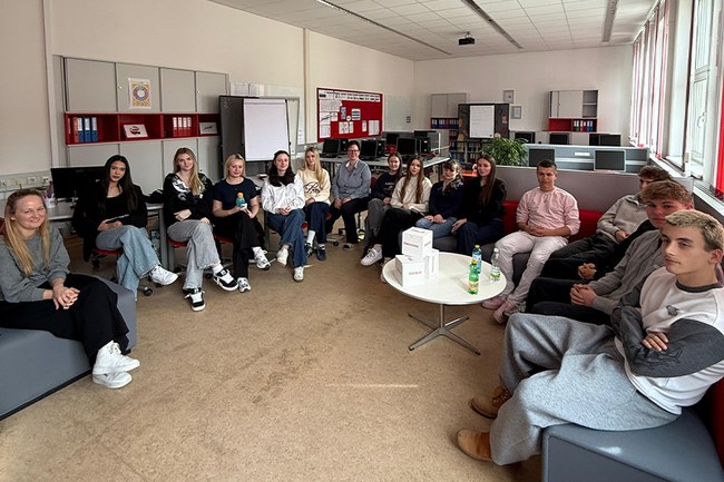 Schulbesuch, Management & Digital Business