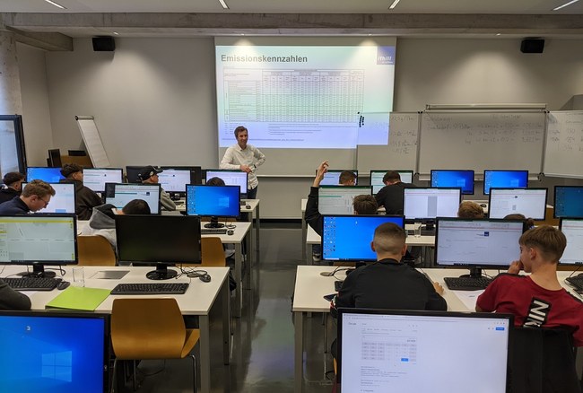 Schüler*innen bei Workshop