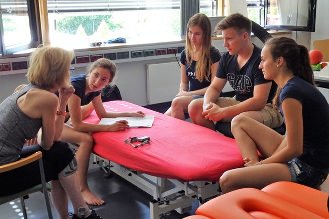 Physiotherapie-Studierende des 4. Semesters mit Patientin