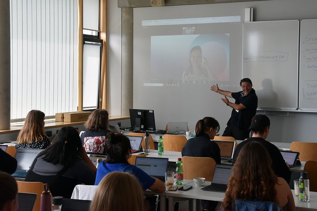 Alois Huber und die Studierenden des Bachelor-Studiengangs Soziale Arbeit