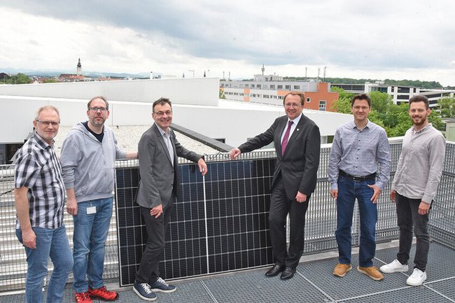 Franz Kern und Michael Gattringer, zuständig für die FH-Infrastruktur, sowie Geschäftsführer Johann Haag, Bürgermeister Matthias Stadler und Andreas Rummel sowie Goran Martinovic, ebenfalls von der FH-Infrastruktur, freuen sich schon auf die neue Anlage mit 500 kWp Leistung. (Foto: Vorlaufer)