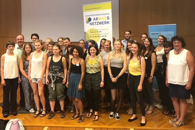 Studierende Bachelor Soziale Arbeit mit Armutsnetzwerk Obfrau Barbara Bühler und FH-Prof. Ulrike Rautner-Reiter und Christoph Redelsteiner