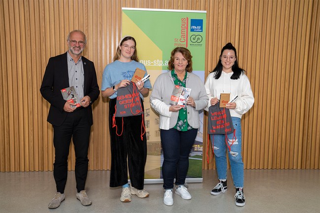 AK-Vizepräsidentin Gerda Schilcher, FH-Kollegiumsleiter Alois Frotschnig und die beiden Studierenden Magdalena König und Cornelia Plott