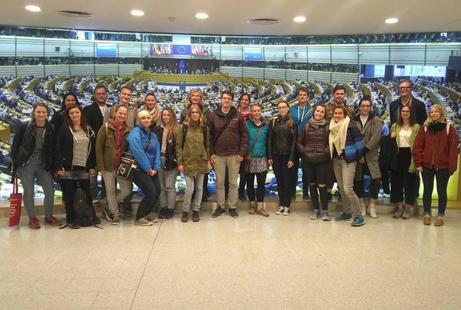 Studierende des Bachelor Studiengangs Soziale Arbeit in Begleitung von Christine Haselbacher und Thomas Wagnsonner in Brüssel