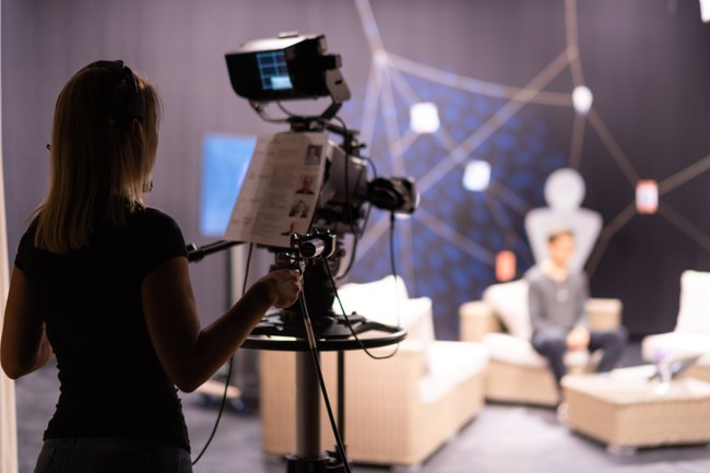 Studierende der Studiengänge Digitale Medientechnologien und Media & Kommunikationsberatung setzen zwei Studioproduktionen um